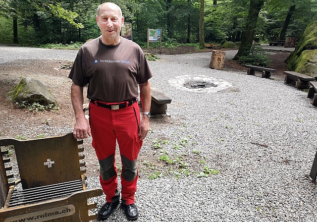 <em>Unterhalt als wichtiger Arbeitsbereich:</em> Beat Ineichen feiert das 40-Jahr-Dienstjubiläum bei den Forstdiensten Lenzia, hier bei einer neuen Feuerstelle bei der Römerstein-Hütte. Fotos: Fritz Thut
