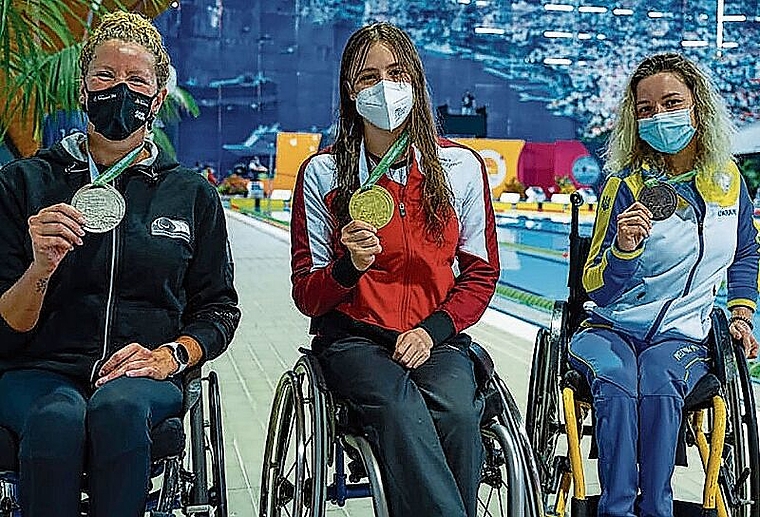 Goldmedaille zum EM-Auftakt: Nora Meister als 100-Meter-Rücken-Europameisterin flankiert von der Deutschen Verena Schott und der Ukrainerin Yelyzaveta Mereshko. Foto: zvg