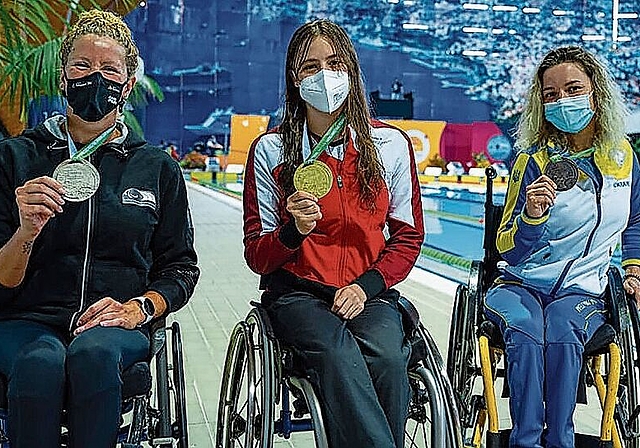 Goldmedaille zum EM-Auftakt: Nora Meister als 100-Meter-Rücken-Europameisterin flankiert von der Deutschen Verena Schott und der Ukrainerin Yelyzaveta Mereshko. Foto: zvg