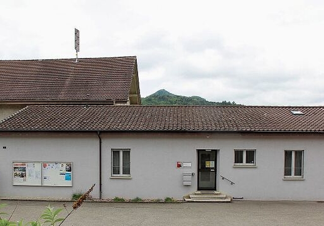 Veränderungen stehen an: Das alte Schulhaus (links) und die Gemeindeverwaltung lernen dereinst den Abbruchbagger kennen. Foto: Alfred Gassmann