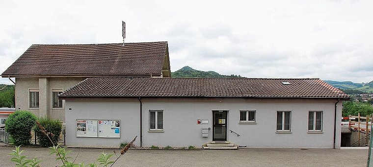 Veränderungen stehen an: Das alte Schulhaus (links) und die Gemeindeverwaltung lernen dereinst den Abbruchbagger kennen. Foto: Alfred Gassmann