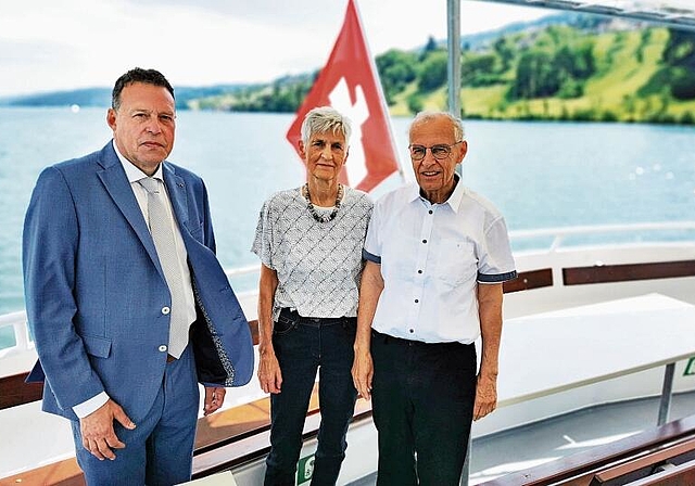 «Plötzlich sind wir 100 Jahre alt»: Die Protagonisten der Jahresversammlung der 100-jährigen Historischen Vereinigung Seetal und Umgebung, Präsident Daniel Humbel und das Historiker-Ehepaar Gertrud und Paul Wyrsch auf der MS Brestenberg. Foto: F