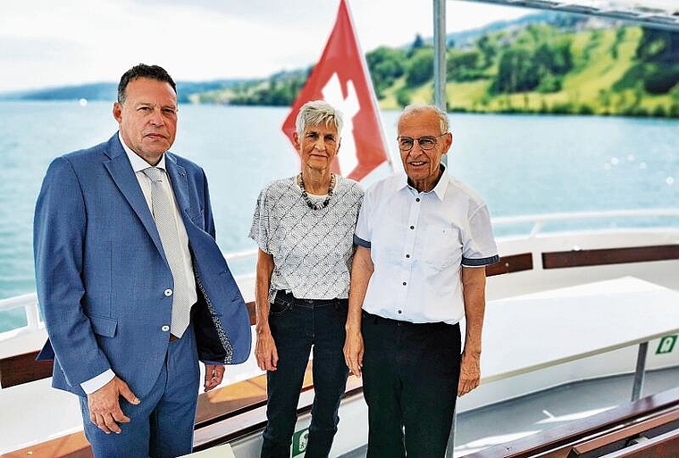 «Plötzlich sind wir 100 Jahre alt»: Die Protagonisten der Jahresversammlung der 100-jährigen Historischen Vereinigung Seetal und Umgebung, Präsident Daniel Humbel und das Historiker-Ehepaar Gertrud und Paul Wyrsch auf der MS Brestenberg. Foto: F