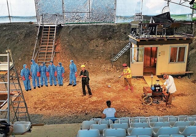 Wühlen in teurer Erde: Durchlaufprobe in der ausgehobenen Grube zum Theater «Grabenstorf». Foto: Fritz Thut