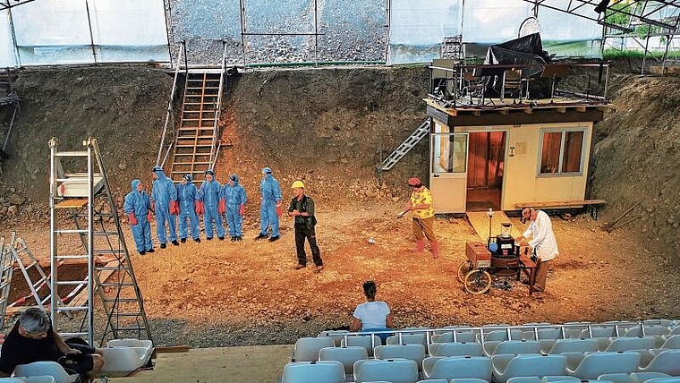 Wühlen in teurer Erde: Durchlaufprobe in der ausgehobenen Grube zum Theater «Grabenstorf». Foto: Fritz Thut