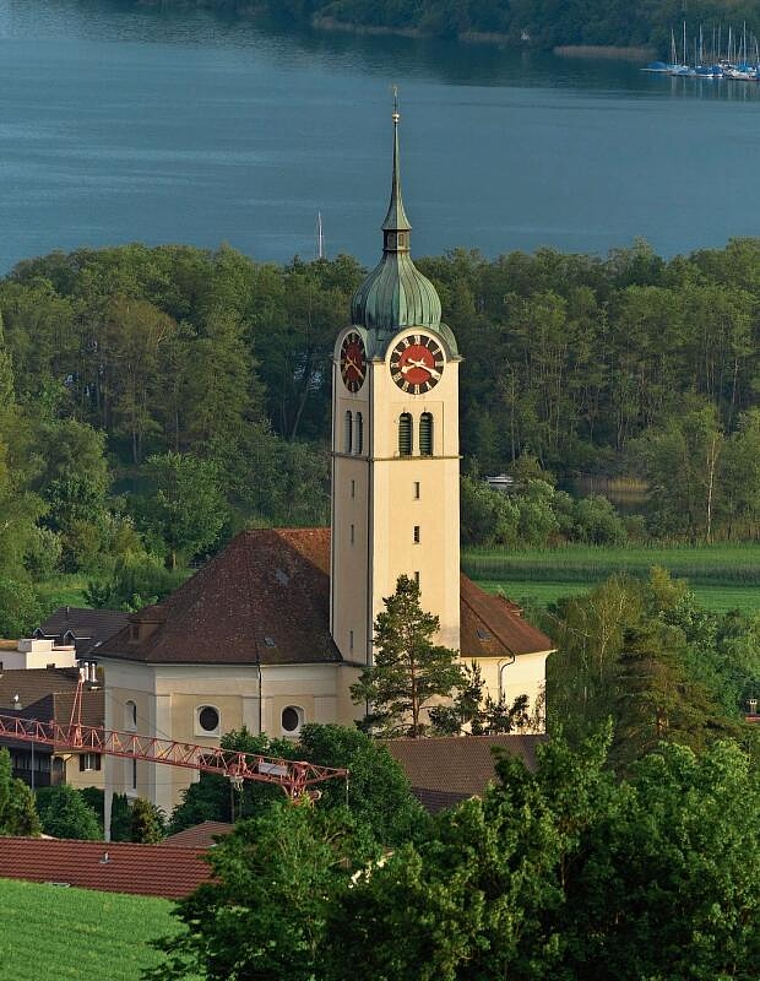 Dominiert das Seetal-Bild seit 200 Jahren: Die Kirche Seengen mit dem Rekordturm. Foto: zvg