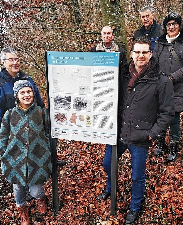 Freude über Infotafel: Hans Rudolf Suter (Museumskommission Seon), Manuela Weber (Kantonsarchäologie), Peter Sager (Museumskommission Seon), Thomas Doppler (Kantonsarchäologe), Hansruedi Rupp, Käthi Wernli (beide Museumskommission Seon). Foto: Fr