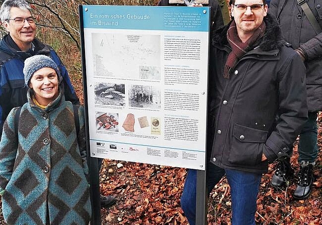 Freude über Infotafel: Hans Rudolf Suter (Museumskommission Seon), Manuela Weber (Kantonsarchäologie), Peter Sager (Museumskommission Seon), Thomas Doppler (Kantonsarchäologe), Hansruedi Rupp, Käthi Wernli (beide Museumskommission Seon). Foto: Fr