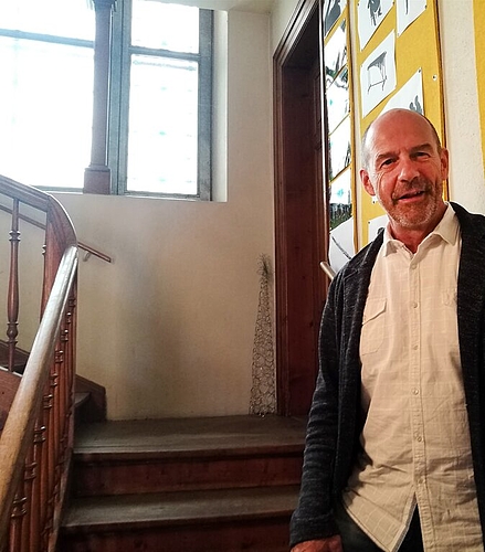 <em>Lachendes und weinendes Auge:</em> Musikschulleiter Heinz Binder im Treppenhaus der Musikschulvilla. Fotos: Fritz Thut