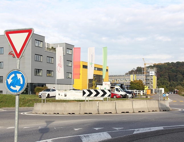 <em>Betonelemente wirken wie ein Provisorium:</em> Kreisel Niederlenzer Kirchweg/Ringstrasse Nord/Staufbergweg.