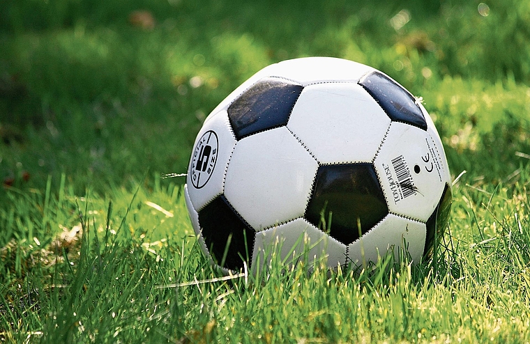 Rote Karte für den Kunstrasen: Der Souverän hat das Projekt nicht gutgeheissen.Foto: zvg