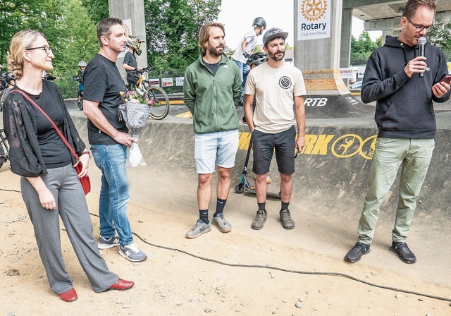 Bewusst kurze Ansprachen hielten Ariane Fankhauser (Gemeinderat Niederlenz), Sven Ammann (Stadrat Lenzburg), Timon Kobel und Silvan Marfurt (Verein DirtCastle Crew) und Sandro Negro (Rotary Club Lenzburg).Foto: Peter Winkelmann