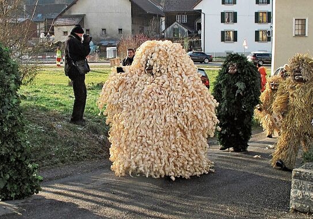 Fällt am 2. Januar zum zweiten Mal in Folge aus: Der Bärzeli-Brauch in Hallwil mit den Neujahrsgrüsse überbringenden Figuren. Foto: Andreas Walker