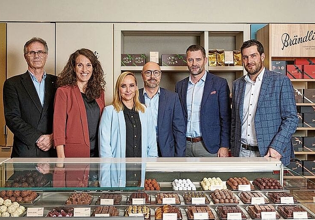 Confiserie-Spezialitäten in der Begegnungsbank: Mark und Alexandra Brändli (Mitglieder Geschäftsleitung Confiserie Brändli), Nadine Stalder (Fachverantwortliche Brändli-Produkte bei Raiffeisenbank Aarau-Lenzburg), Mathias Buchs (Geschäftsstelle