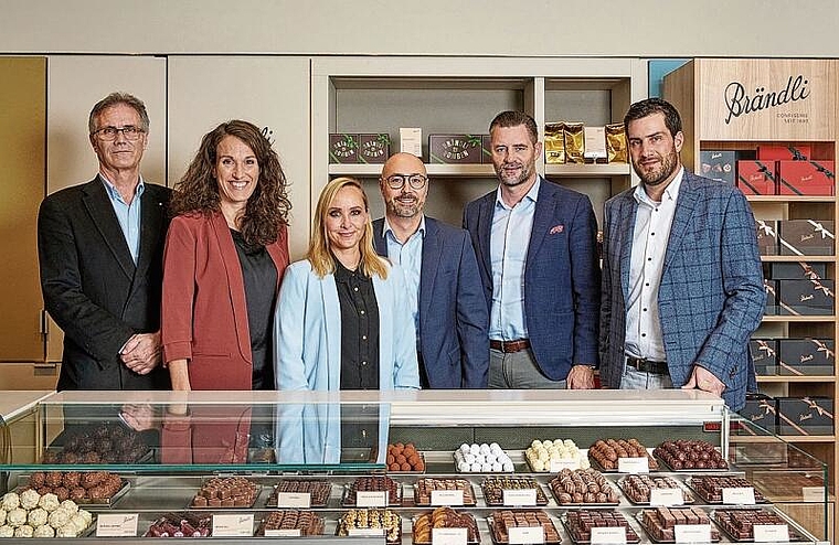Confiserie-Spezialitäten in der Begegnungsbank: Mark und Alexandra Brändli (Mitglieder Geschäftsleitung Confiserie Brändli), Nadine Stalder (Fachverantwortliche Brändli-Produkte bei Raiffeisenbank Aarau-Lenzburg), Mathias Buchs (Geschäftsstelle