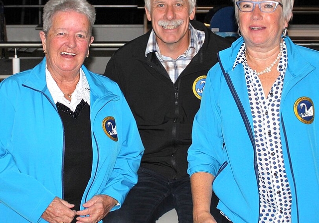 Wechsel im Vorstand der Schwanenkolonie Hallwilersee: Die abtretende Marlis Fellmann, der neue Präsident Thomas Eichenberger und die abtretende Präsidentin Priska Kaufmann-Roggweiler. Foto: Alexander Studer