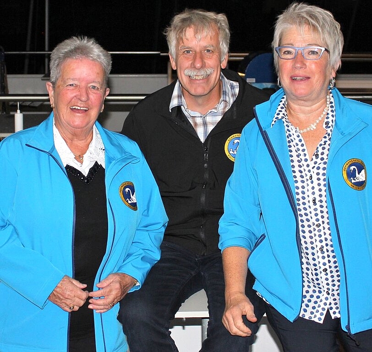 Wechsel im Vorstand der Schwanenkolonie Hallwilersee: Die abtretende Marlis Fellmann, der neue Präsident Thomas Eichenberger und die abtretende Präsidentin Priska Kaufmann-Roggweiler. Foto: Alexander Studer