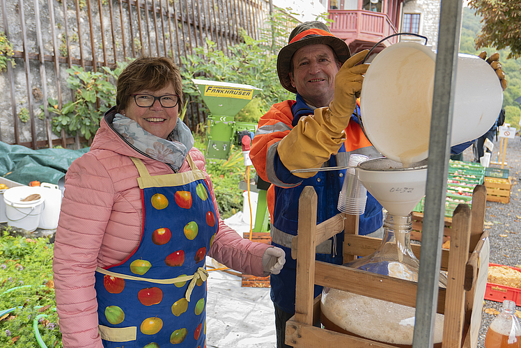 «Viel Handarbeit»:  Rund 20 Harasse voll verschiedenster Apfelsorten aus dem eigenen Obstgarten mit rund 35 Bäumen haben Elisabeth und Fritz Zimmermann aus Leutwil aufs Schloss mitgenommen. «Die Mosterei ist halt noch viel Handarbeit, dafür schmeckt der frische Obstsaft umso besser», lachte Fritz Zimmermann. Foto: Peter Winkelmann
