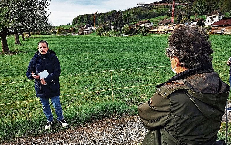 Orientierung vor Ort: Matthias Betsche (Pro Natura Aargau) und Arno Stöckli (Landschaftsschutzverband Hallwilersee) vor Baukranen im Boniswiler Ortsteil Alliswil. Foto: Fritz Thut