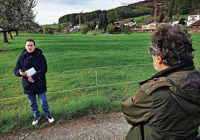 Orientierung vor Ort: Matthias Betsche (Pro Natura Aargau) und Arno Stöckli (Landschaftsschutzverband Hallwilersee) vor Baukranen im Boniswiler Ortsteil Alliswil. Foto: Fritz Thut