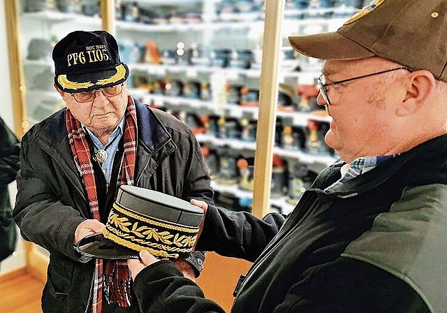 Symbolische Übergabe der Sammlung: Hans-Rudolf Bigler überreicht Stefan Laib einen Hut von General Henri Guisan. Foto: Fritz Thut