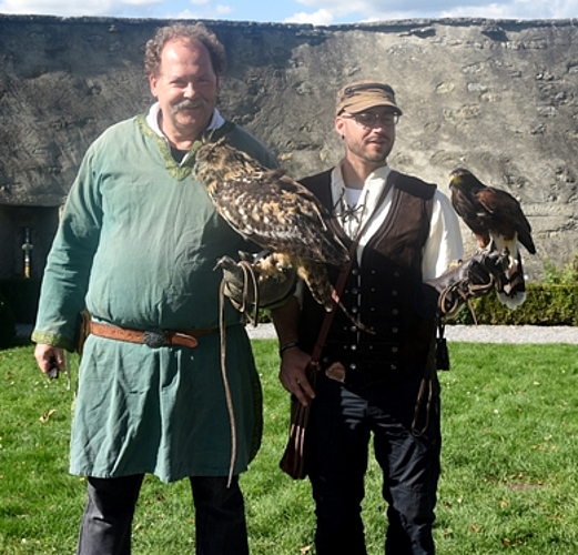 Greifvögel: Christoph Küpfer mit Uhu und Manuel Häfliger mit einem Wüstenbussard. Greifvögel: Christoph Küpfer mit Uhu und Manuel Häfliger mit einem Wüstenbussard.
