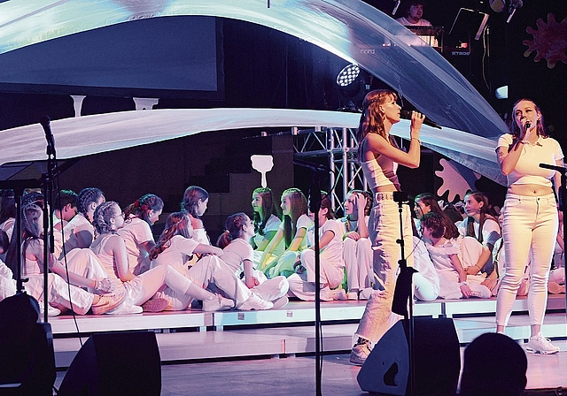 Spezialeffekte und ein Duett: Der Chor überzeugte mit Ideen und Können. Foto: Andreas Walker
