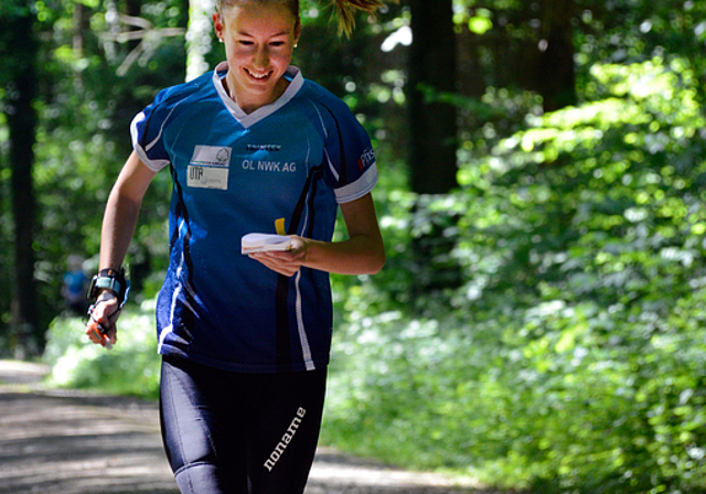 Lächelnd gehts besser: Eline Gemperle trainiert für den eventuellen Saisonstart. Foto: zvg