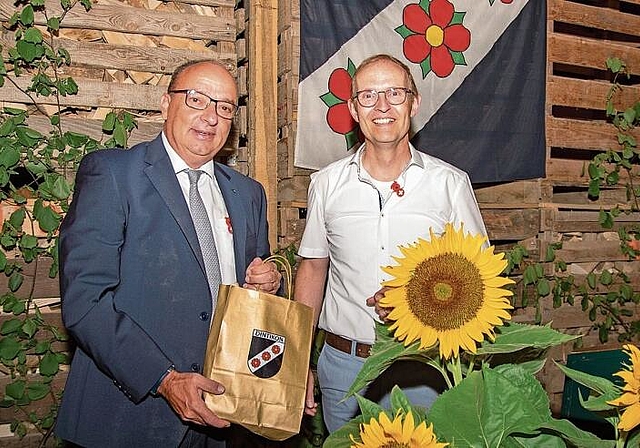 Der heruntergekommene Bündner: Regierungsrat Markus Dieth (links) erhielt von Gemeindeammann André Meyer ein Geschenk. Foto: Peter Winkelmann