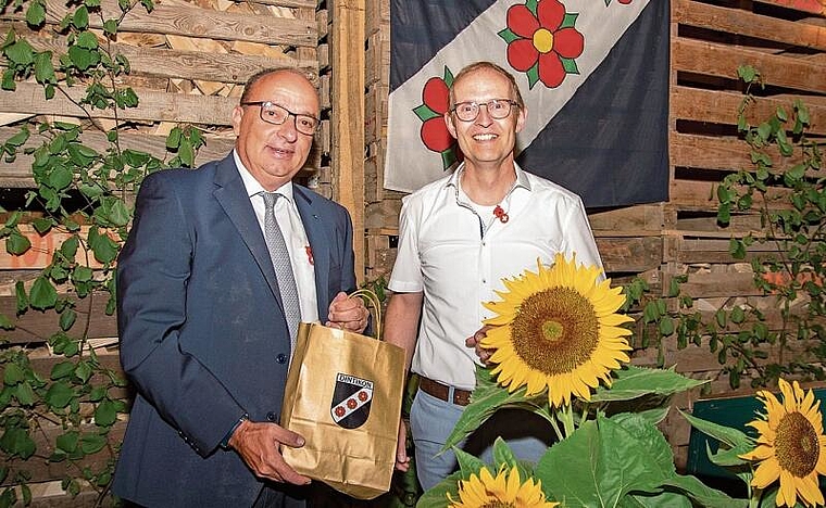 Der heruntergekommene Bündner: Regierungsrat Markus Dieth (links) erhielt von Gemeindeammann André Meyer ein Geschenk. Foto: Peter Winkelmann