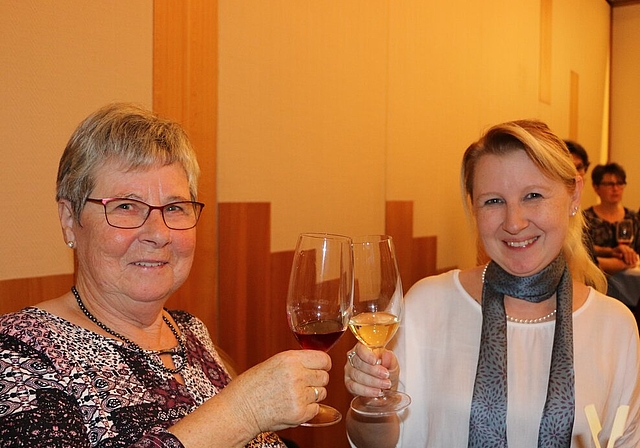 <em>Ein Prosit auf die geleistete Arbeit:</em> Die Familien Scheidegger und Häfliger schmücken jeweils den Moritzbrunnen. Foto: Melanie Solloso