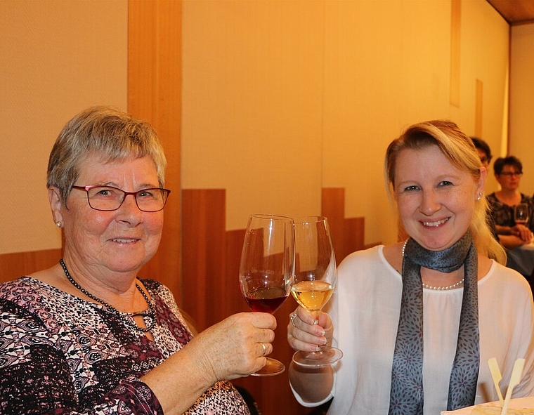 <em>Ein Prosit auf die geleistete Arbeit:</em> Die Familien Scheidegger und Häfliger schmücken jeweils den Moritzbrunnen. Foto: Melanie Solloso