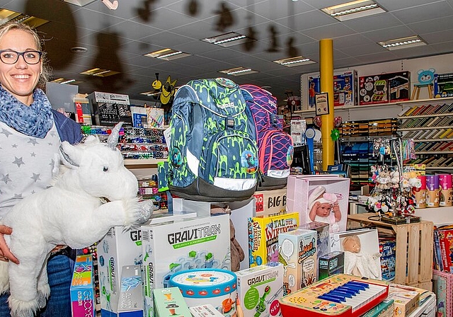 <em>Das Weihnachtsgeschäft ist am Anlaufen: </em>Monika Friedli-Pauli präsentiert ein umfangreiches Angebot – und lustige Stofftiere.
