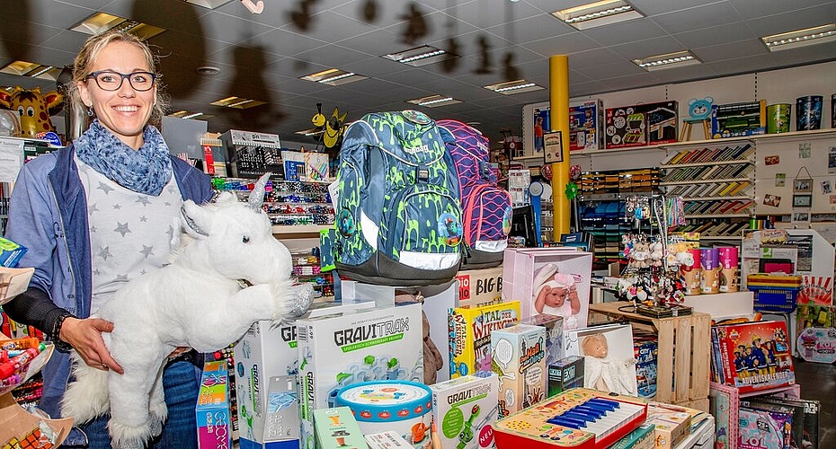 <em>Das Weihnachtsgeschäft ist am Anlaufen: </em>Monika Friedli-Pauli präsentiert ein umfangreiches Angebot – und lustige Stofftiere.
