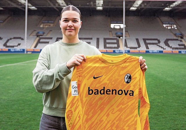 Lorena Barth präsentiert das Trikot des SC Freiburg – im Sommer wechselt die Aargauerin in die deutsche Bundesliga.Foto: zvg 