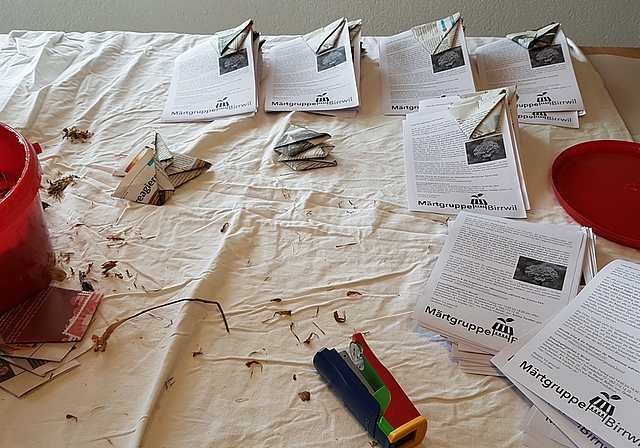 Infoflyer mit Tagetes-Samen: Der Versand der Märtgruppe Birrwil wird vorbereitet. Foto: zvg