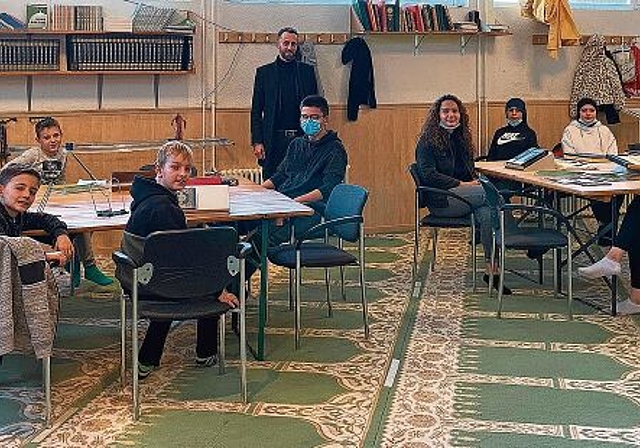 Erklärt den muslimischen Kindern Weihnachten: Imam Besir Emini in der Lenzburger Moschee. Foto: zvg
