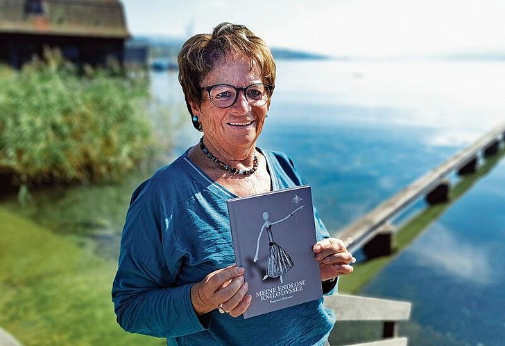 Hallwilersee als Kraftquelle: Beatrice Widmer mit ihrem Buch «Meine endlose Knieodyssee» im Seenger Frauenbad. Foto: Fritz Thut
