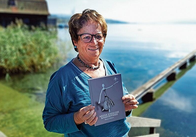 Hallwilersee als Kraftquelle: Beatrice Widmer mit ihrem Buch «Meine endlose Knieodyssee» im Seenger Frauenbad. Foto: Fritz Thut
