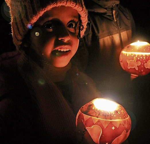 Strahlende Kinderaugen mit leuchtenden Räbeliechtli.Foto: Romi Schmid