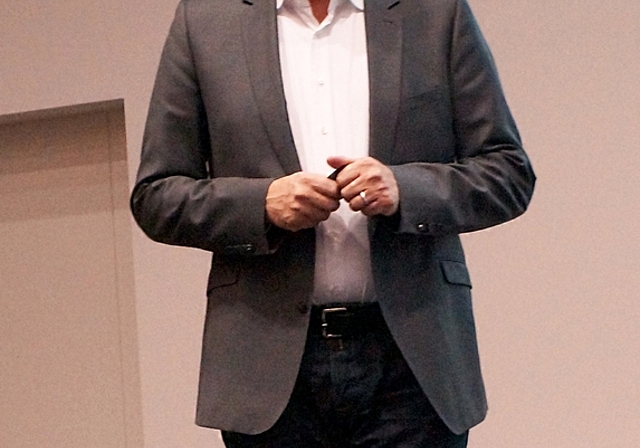 Begeisterte mit einem temporeichen Referat: Pädagogik-Professor Ralph Kugler am Anlass «Sek I trifft Sek II» in Lenzburg. Foto: BSL/Heinz Lüthy
