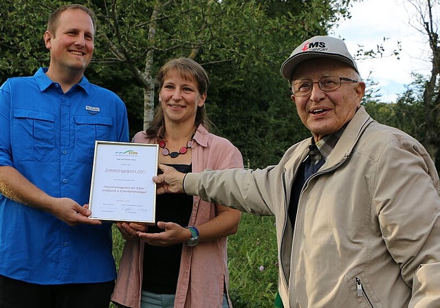 Ausgezeichnet: Eduard Schmid (rechts) vom Landschaftsschutzverband Hallwilersee überreicht Anja und Daniel Huber den Sommervogelpreis. Foto: Melanie Solloso
