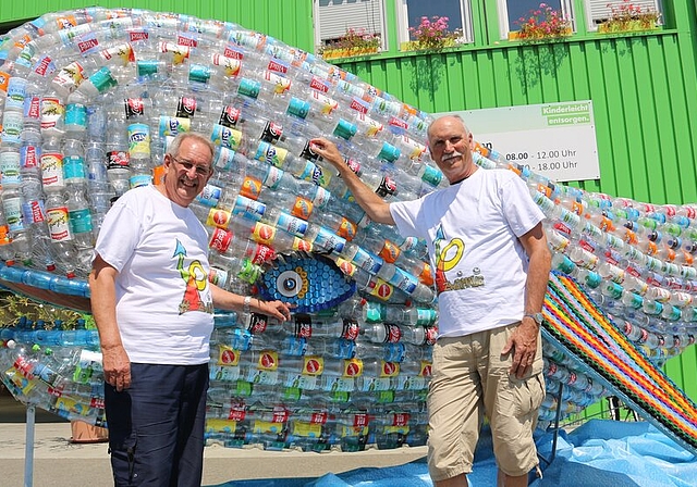 <em>Hielten für das Recycling-Projekt der Pro Senectute-Seniorenturngruppe die Fäden in der Hand:</em> Projektleiter Theo Füglistaler und Turnkollege Peter Fischer, Foto: Melanie Solloso