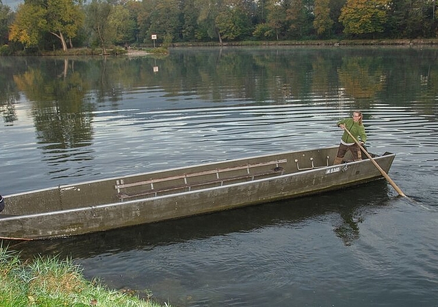 <em>Bootauswassern:</em> Der letzte Militärponton wird von Sara Bänziger (hinten) und Jürg Lüscher zum Ausschiffen an den Bootssteg bewegt.