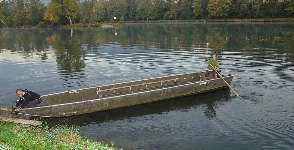 <em>Bootauswassern:</em> Der letzte Militärponton wird von Sara Bänziger (hinten) und Jürg Lüscher zum Ausschiffen an den Bootssteg bewegt. <em>Bootauswassern:</em> Der letzte Militärponton wird von Sara Bänziger (hinten) und Jürg Lüscher zum Ausschiffen an den Bootssteg bewegt.