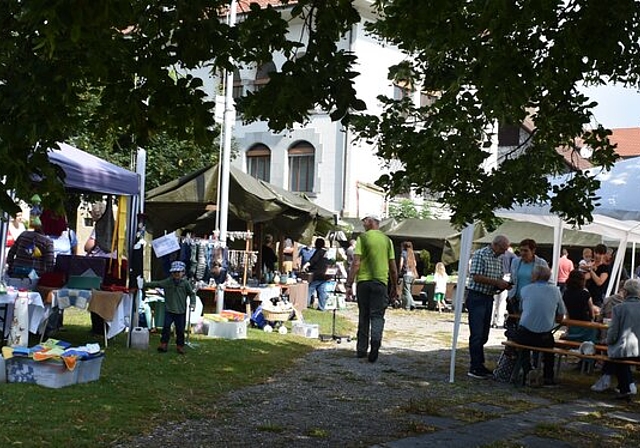 <em>Startet diesen Samstag in die zweite Saison:</em> Der Birrwiler Dorfmärt auf dem Platz vor dem Gemeindehaus. Foto: Larissa Hunziker