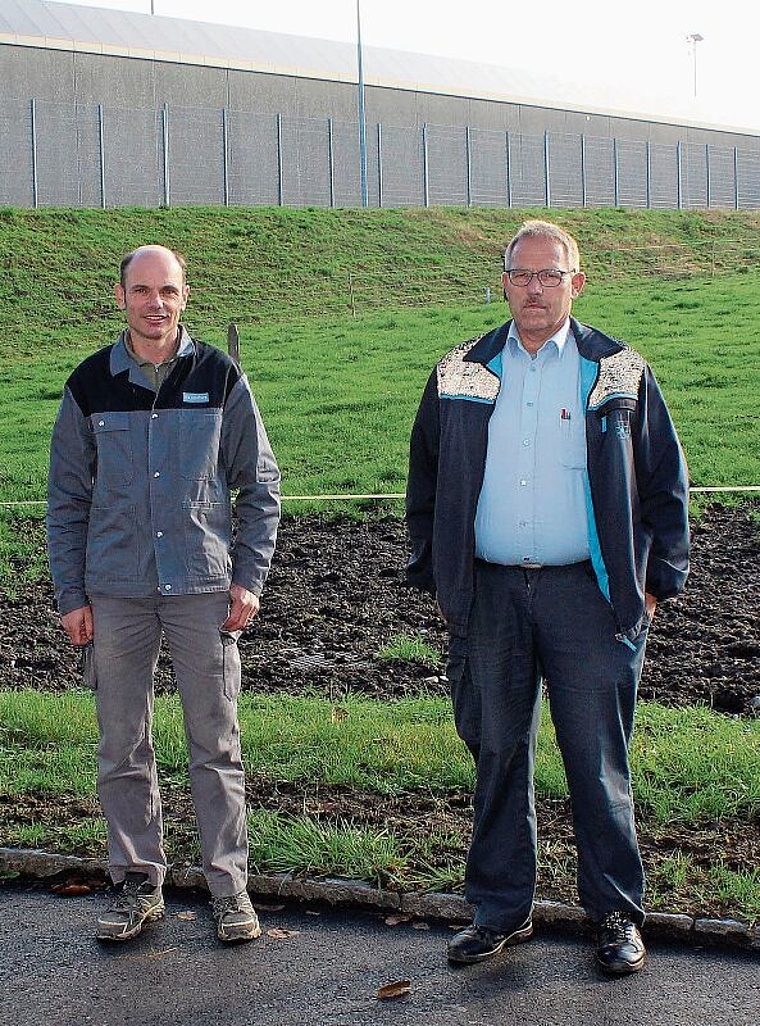 Rechnen 2020 mit guter Qualität: Manfred Widmer und Paul Sommer vom Rebbau der JVA Lenzburg. Foto: Alexander Studer