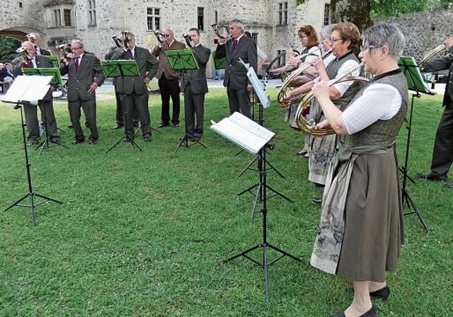 Uraufführung des Jubiläumsmarsches: Die Jagdhornbläser Hallwyl feiern ihr 50-Jahr-Jubiläum im Hof von Schloss Hallwyl. Foto: Pia Weber