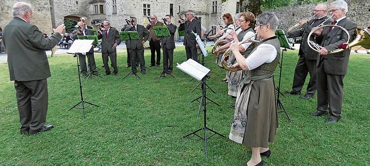 Uraufführung des Jubiläumsmarsches: Die Jagdhornbläser Hallwyl feiern ihr 50-Jahr-Jubiläum im Hof von Schloss Hallwyl. Foto: Pia Weber