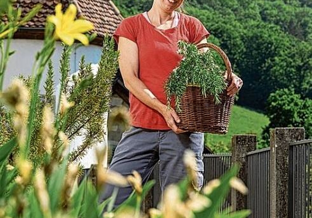 Arbeitet als Gärtnerin auf Schloss Wildegg: Melissa Gögele. Foto: MA/Pascal Meier